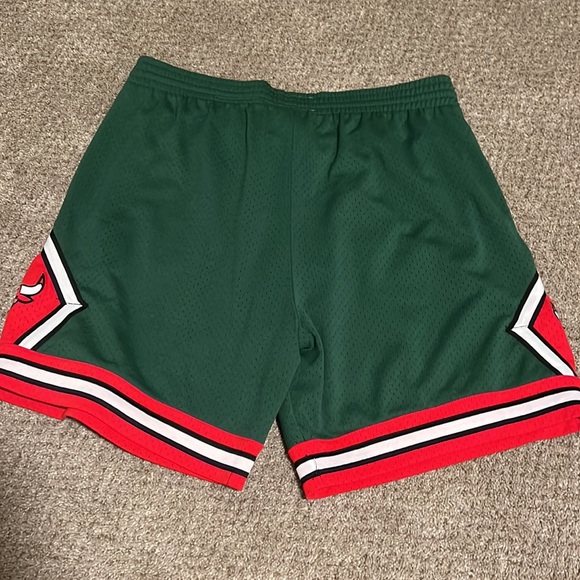 Authentic Mitchell & Ness NBA Chicago bulls basketball shorts - Picture 7 of 9